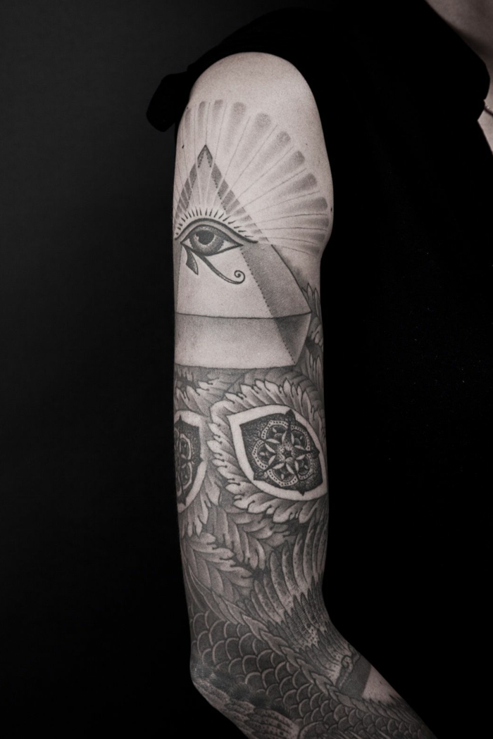 tatuaje brazo entero con el ojo de Ra, tatuajes brazo hombre originales con símbolos de la mitología de Egipto antiguo 