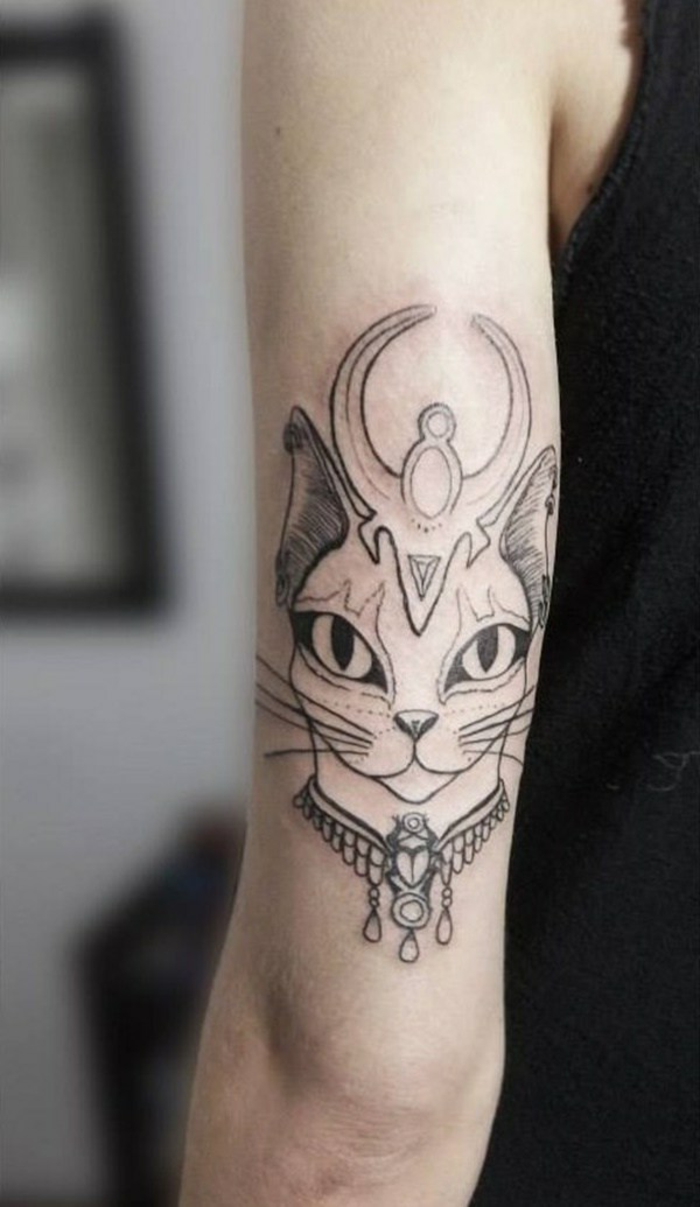 tatuajes de gatos egipcios, diseños de tatuajes en el brazo y el antebrazo que inspiran, geniales propuestas de tattoos egipcios 