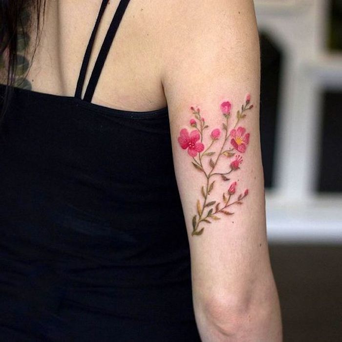 precioso diseños de tatuaje en el brazo, tatuaje colorido con flores, dibujos tattoo originales con fuerte significado 