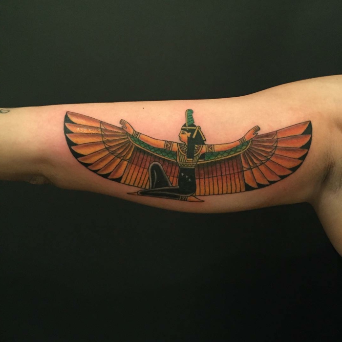 originales diseños de tatuajes en el brazo, tatuajes brazo hombre con símbolos egipcios, diseños de tattoos egipcios en colores 