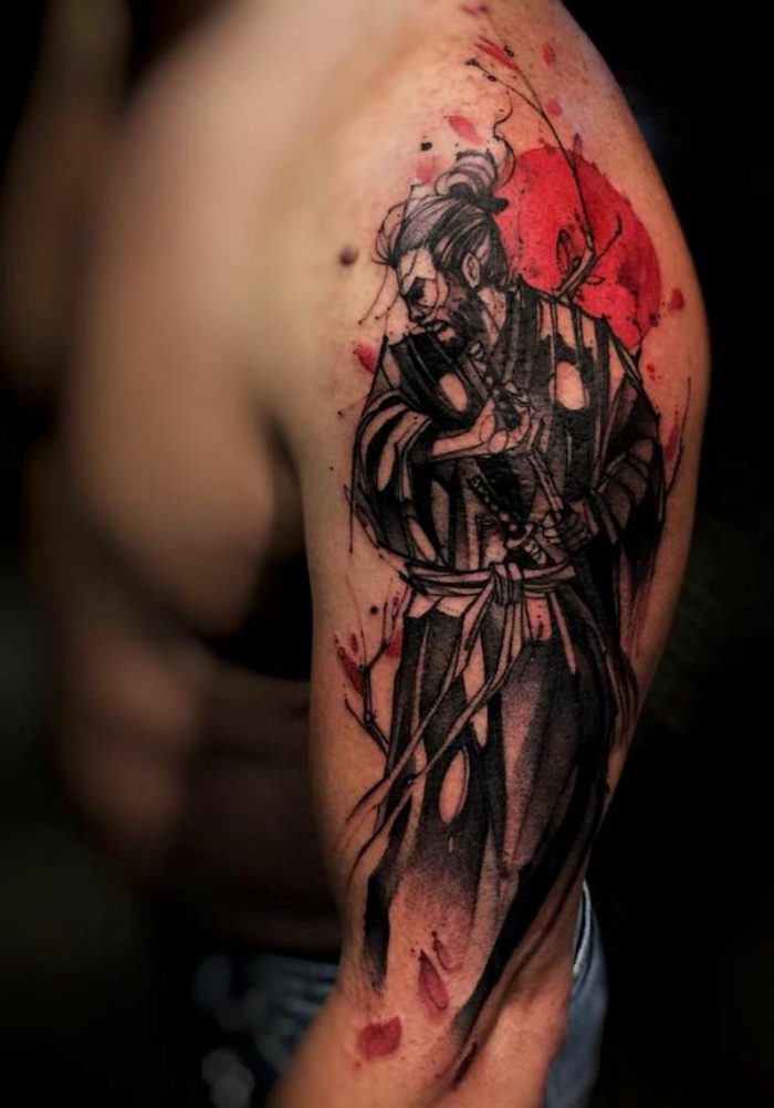 tatuaje samurai original, diseños unicos de tatuaje brazo hombre, propuestas originales de tatuajes en el brazo, diseños bonitos 