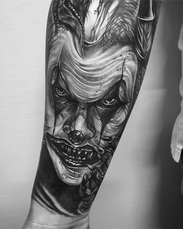 tattoo con el bromista, diseños de tattoos artísticos únicos, tatuajes para hombres en el brazo, tattoos inusuales y atractivos 