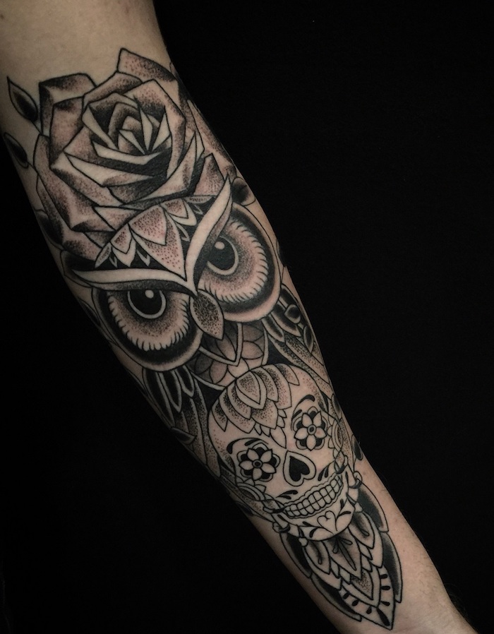 tatuajes en estilo old school, ejemplos de tatuajes para hombres en el brazo, tatuajes de rosas, búho, calavera, motivos vintage