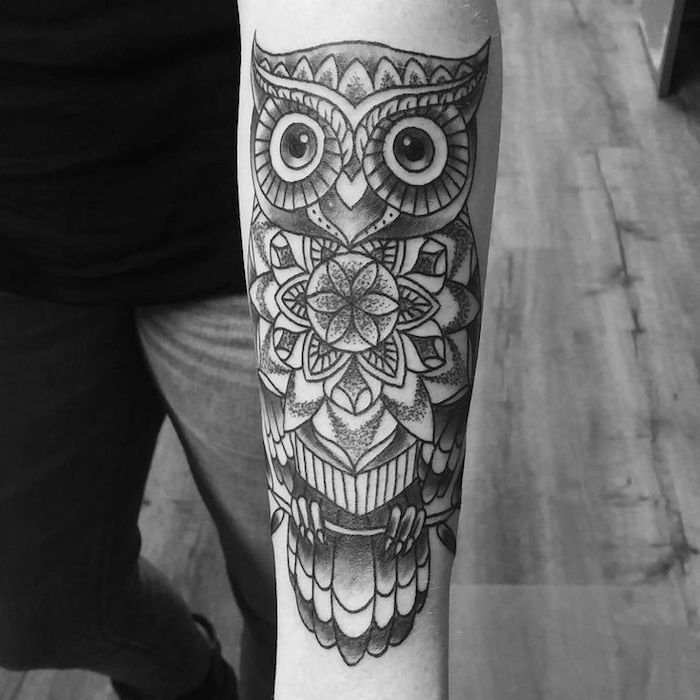 preciosos diseños de tatuajes para hombres en el brazo, tatuaje búho con elementos geométricos, diseños originales 
