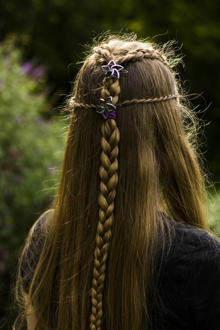 los mejores ejemplos de peinados medievales pelo suelto, larga melena lisa con bonita trenza y detalles decorativos en el pelo 