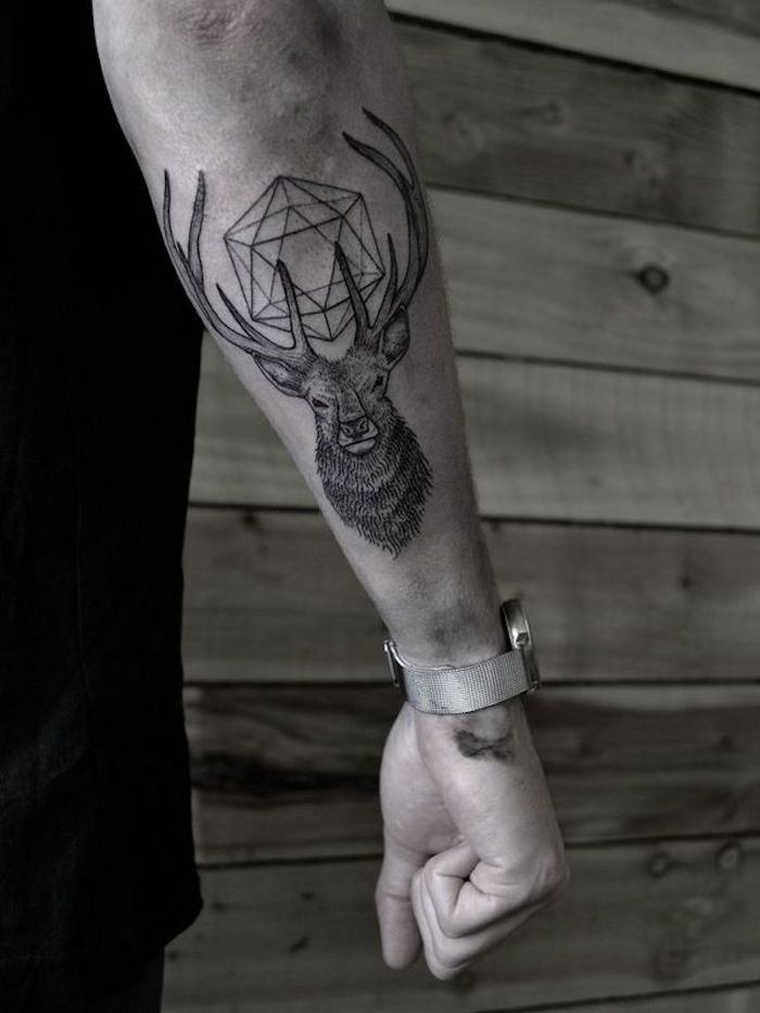 tatttoo geométrico con ciervo en el antebrazo, diseños de tattoos en estilo realista, tatuajes para hombres en el brazo