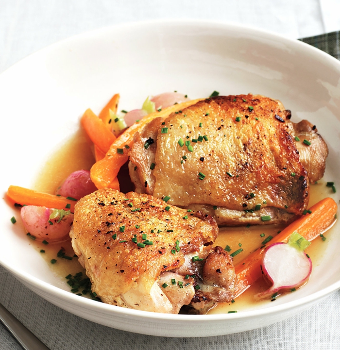 muslos de pollo con piel al horno con caldo de verduras, originales propuestas de cenas sanas que no engorden