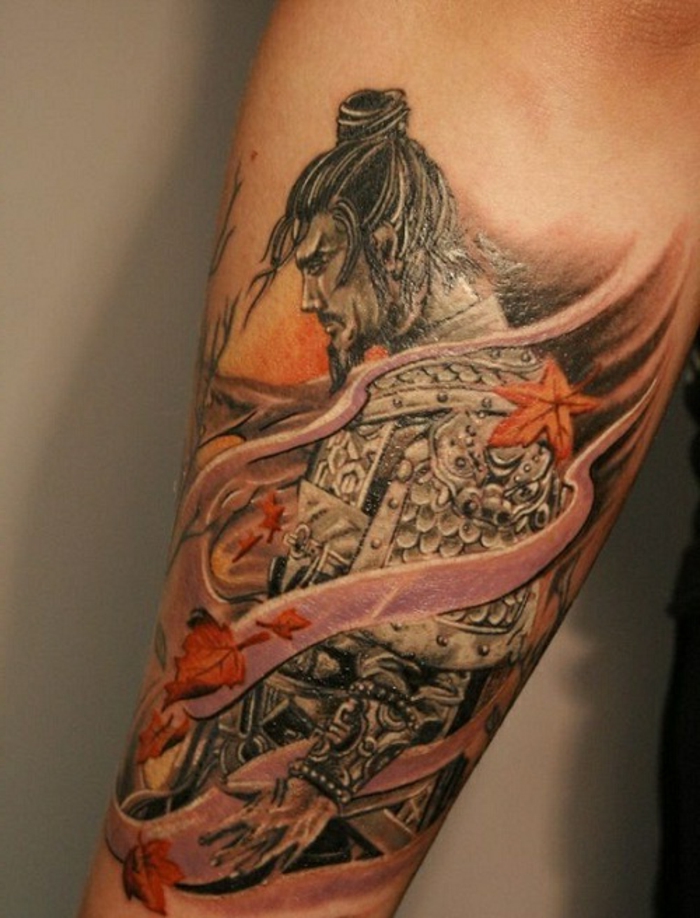 bonitas ideas e tatuajes antebrazo hombre, tatuaje samurai en el antebrazo, diseños de tattoos unicos para hombres y mujeres 