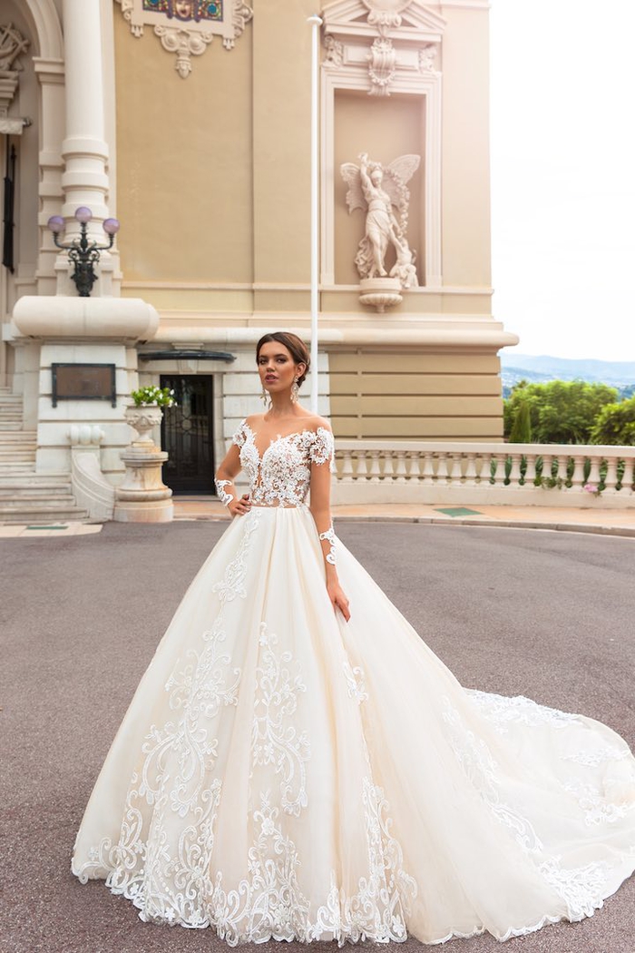 preciosas propuestas de trajes de novia 2019, adorable vestido color champán con larga falda y parte superior de encaje 