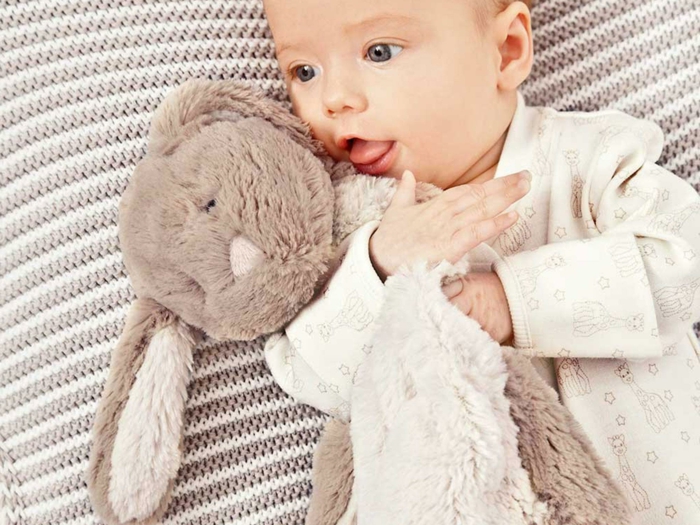 peluches para regalar a un bebé pequeño, peluche conejo para bienvenida de bebé, originales ideas de regalos en imagines 