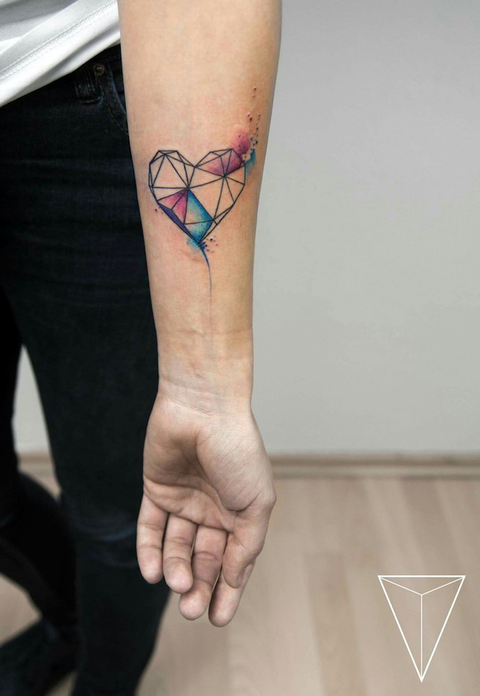 tatuajes antebrazos pequeños mujer, tatuajes geometricos en el antebrazo, diseños de tatuajes de corazónes, corazón geométrico en acuarelas, tatuaje corazón geométrico