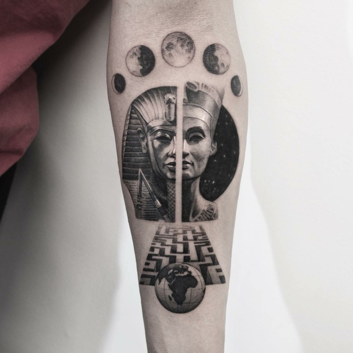 antebrazo tatuado con símbolos egipcios, diseños de tatuajes pequeños con fuerte significado, tatuajes con faraones y faraonas