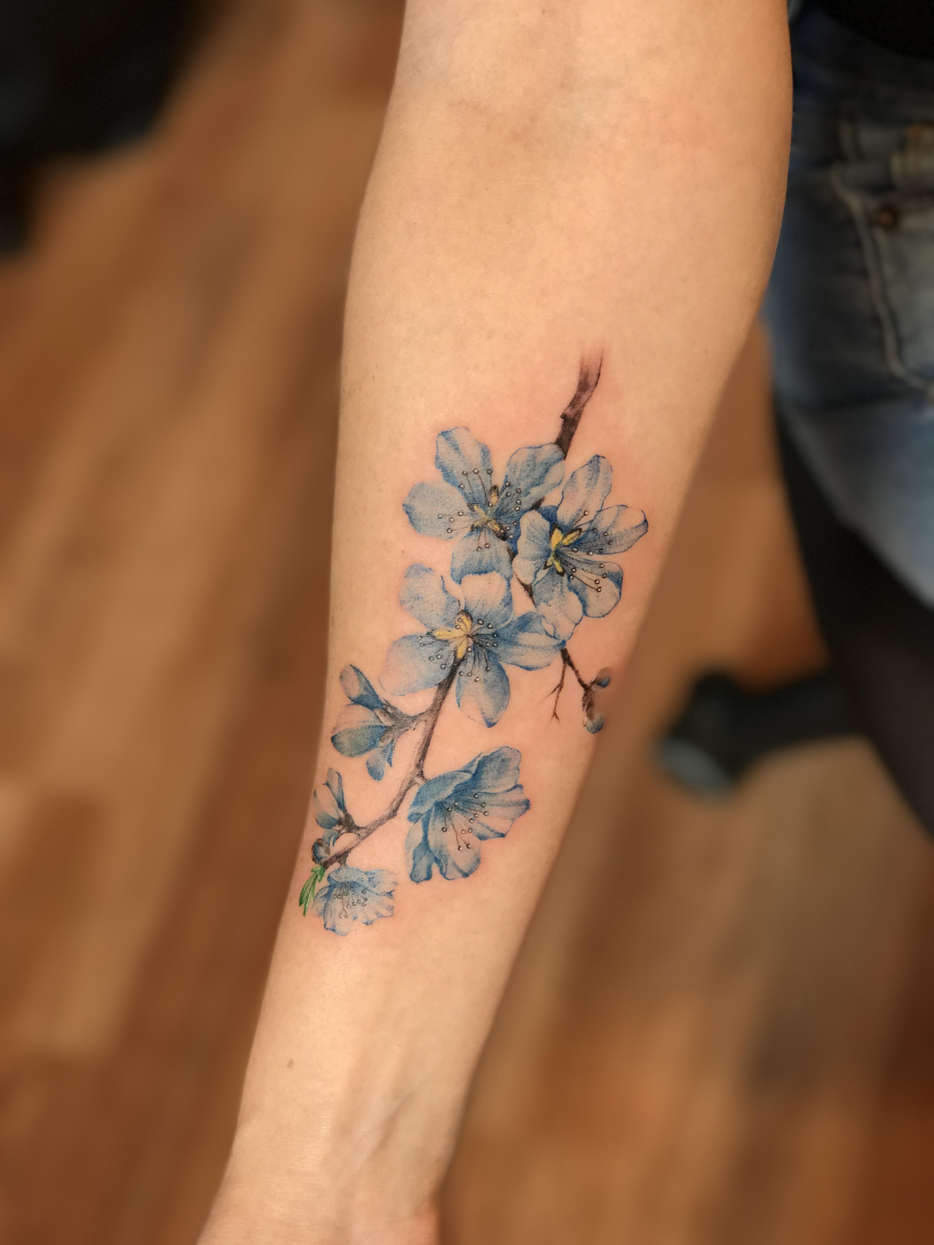 cuáles son los elementos típicos para los tatuajes japoneses, ideas de tatuajes para mujeres únicos con flores en mas de 80 imagines 