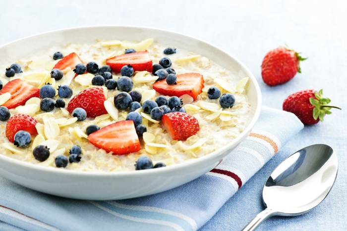 desayunos saludables y nutritivos, menus para adelgazar originales, cereales con leche, frutas frescas y almendras 