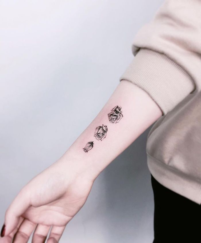 tatuajes minimalistas en el antebrazo, diseños de tatuajes de rosas, tres rosas pequeñas tatuadas en el antebrazo, tatuajes antebrazo pequeños mujer 