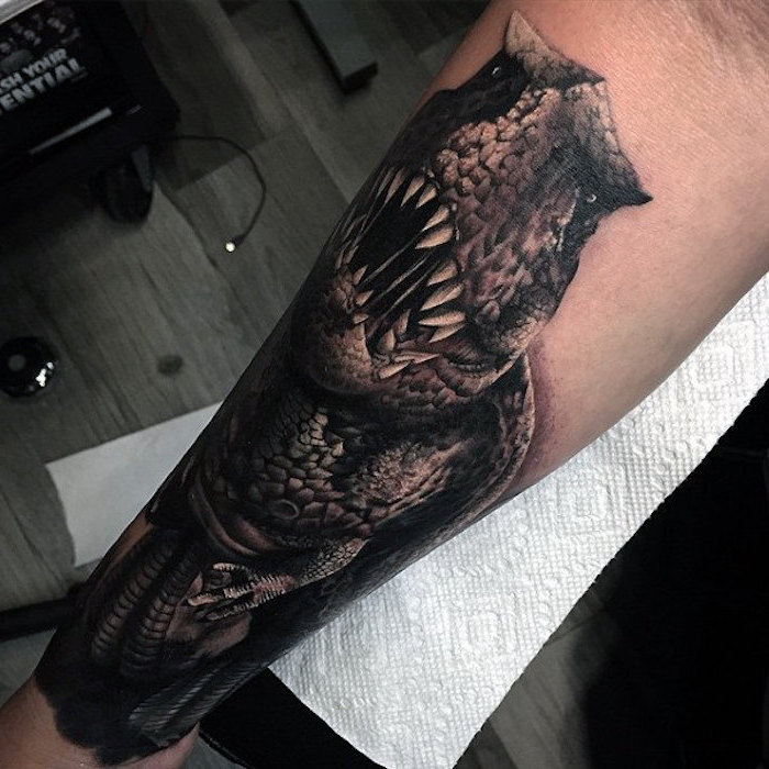 tatuajes antebrazo hombre en estilo realista, los mejores diseños de tattoos en imagines, tatuaje dinosauro grande 