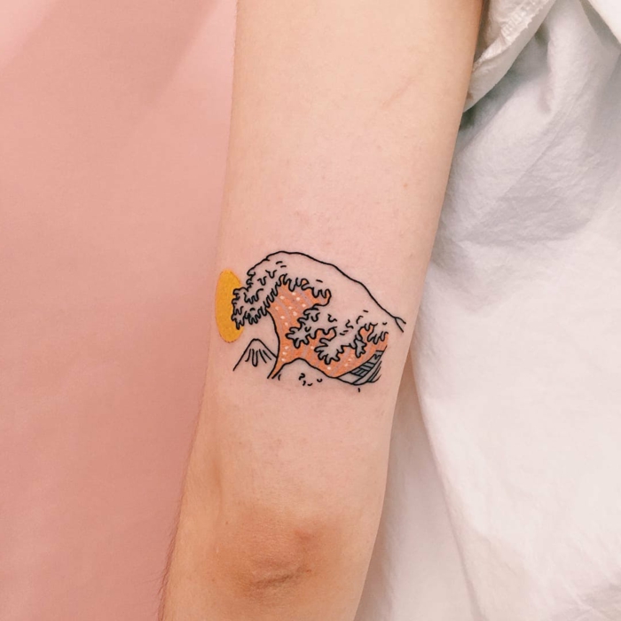 tatuajes con significado originales, diseños de tatuajes en el brazo, elementos simbólicos en la cultura japonesa tatuados en el cuerpo 