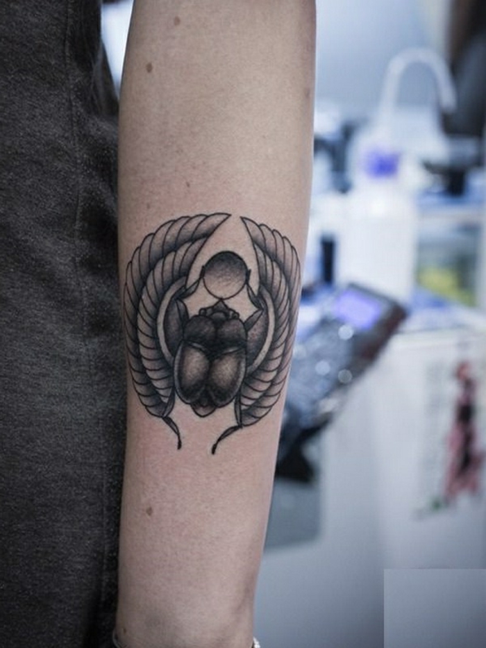 tatuaje escarabajo en el antebrazo, los mejores diseños de tattoos pequeños, diseños de tatuajes originales con un fuerte significado 