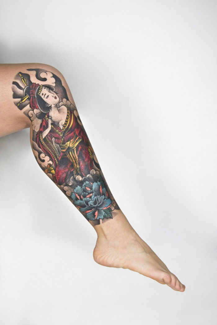 ejemplos de tatuajes bonitos y simbólicos inspirados en la cultura japonesa, diseños de tattoos en la pierna entera 