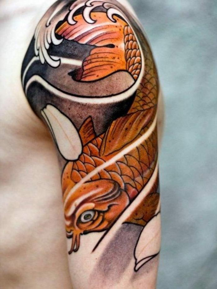 brazo entero tatuado con tinta negra y color naranja, diseños de tatuajes únicos en el hombro, tatuajes bonitos y simbólicos 