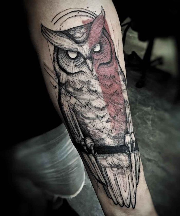 búho tatuado en el antebrazo con elementos geométricos, tatuajes antebrazo hombre, más de 100 fotos de tatuajes 