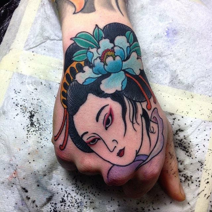 tatuaje geisha en la mano, adorables propuestas de tattoos japoneses femeninos, diseños de tatuajes unicos en fotos 