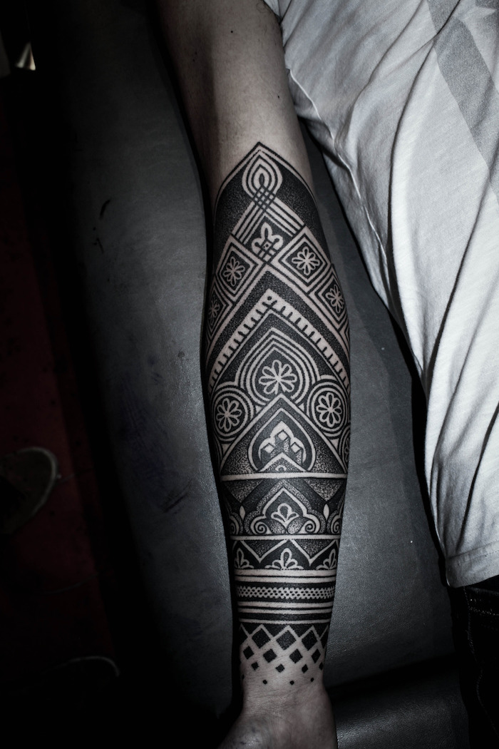tatuajes antebrazo completo, preciosos diseños de tatuajes maories con un fuerte significado, imagines de tatuajes antebrazo hombre, brazo entero tattoo
