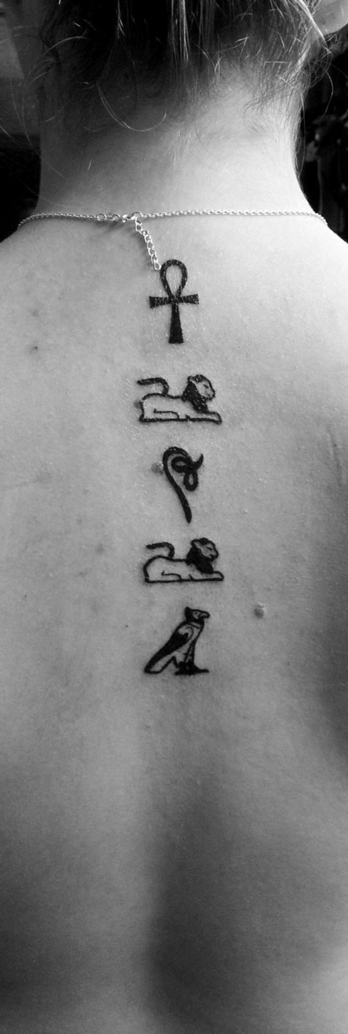pequeños tatuajes temporales con símbolos egipcios, pequeños tatuajes en la espalda con fuerte significado, diseños de tattoos 