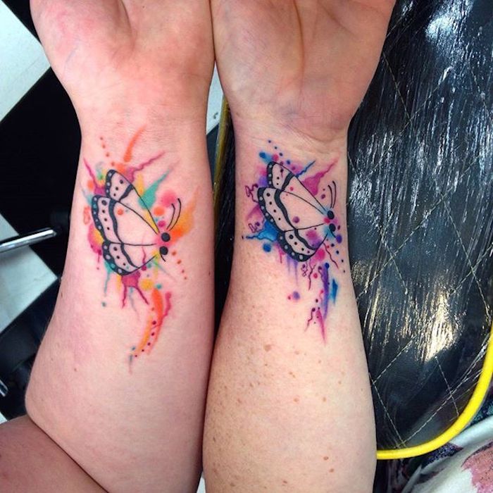 tatuajes antebrazo hombre y mujer, diseños de tatuajes para parejas, tatuajes mariposa en acuarela, diseños de tatuajes para hermanas
