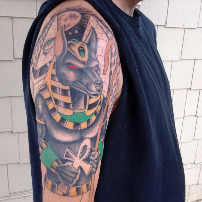 brazo entero tatuado en el brazo, grande tatuaje en colores en el brazo, tatuajes con significado originales y bonitos 