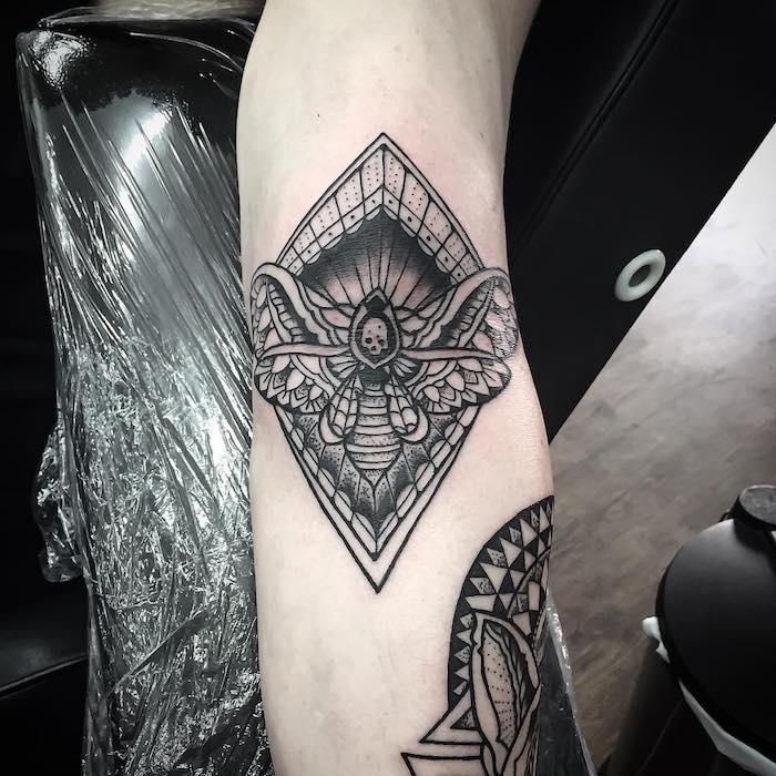 tatuaje simbólico calavera, mariposa, ideas de tautuajes geométricos originales, tatuajes antebrazo hombre, tattoo geométrico