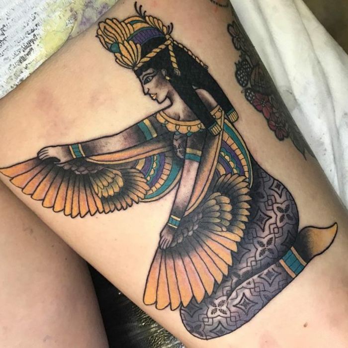 ideas de tatuajes de faraones y faraonas, colorido tatuaje en la cadera, tatuajes con significado bonitos, diseños de tatuajes en fotos 