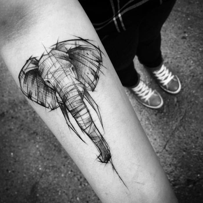 tatuaje en el antebrazo con elefante, bonitos diseños de tatuajes de animales, tatuaje elefante esbozado en el antebrazo 