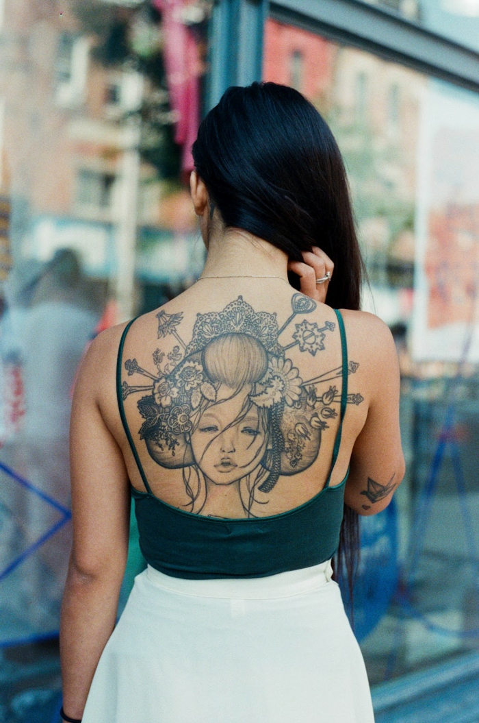 magníficas ideas de tatuajes en la espalda, tatuajes para hombres y mujeres, tatuajes de geishas originales en fotos 