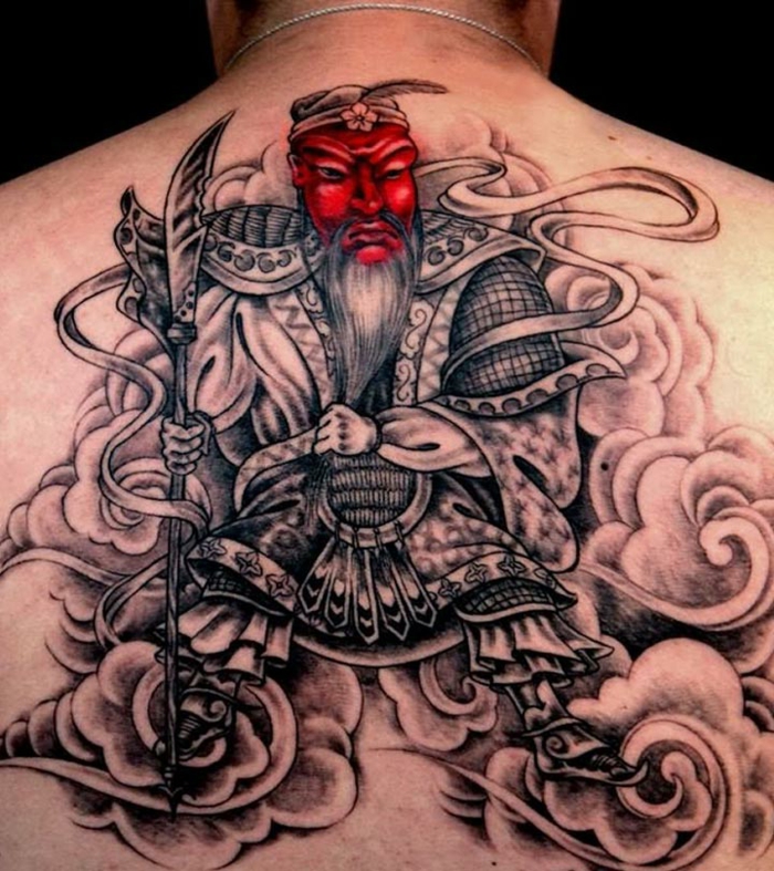 tatuajes para hombres auténticos haponeses, tatuaje samurai en la espalda, diseños de tattoos tradicionales asiáticos 