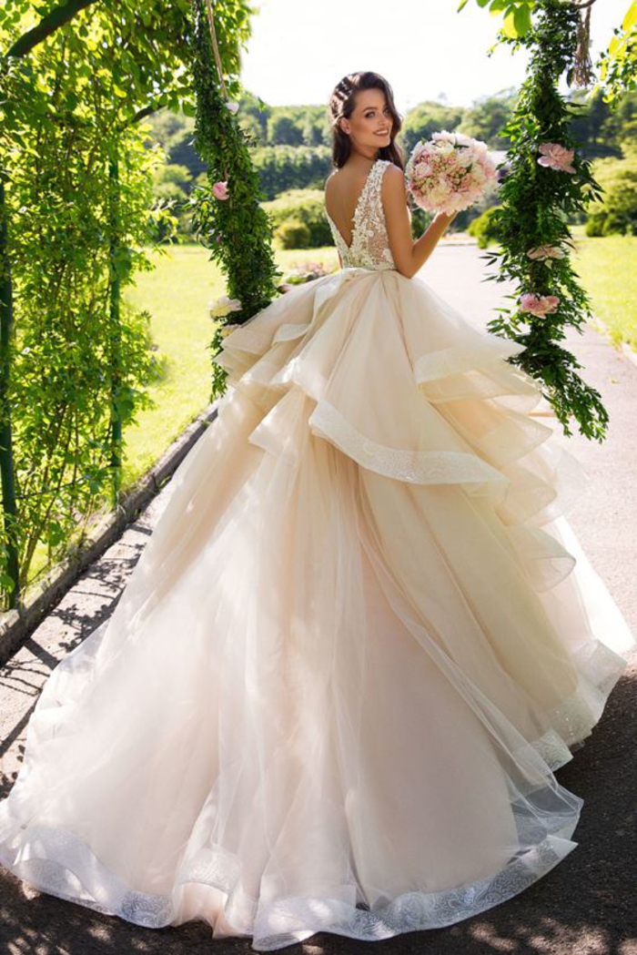 alucinantes ideas de vestidos de tul y encaje, vestido novia encaje con larga falda, colores y diseños de vestidos de boda 