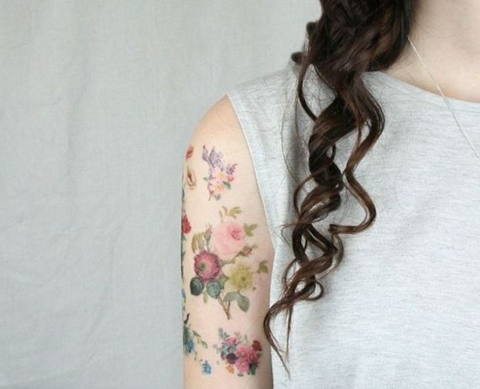 los mejores diseños de tatuajes con flores, tatuaje brazo mujer con preciosas flores en colores, diseños de tattoos bonitos 