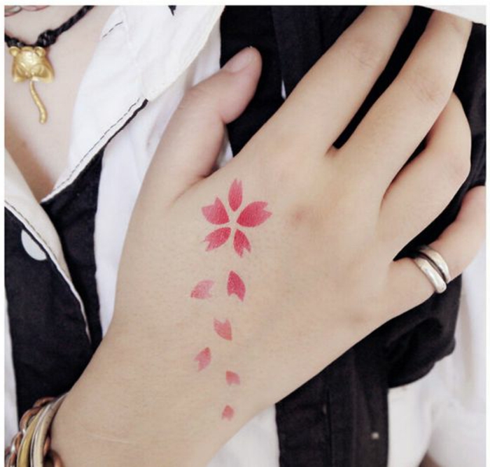 ejemplos de tatuajes minimalistas con motivos florales inspirados en la cultura japonesa, tatuajes de flores para mujeres 