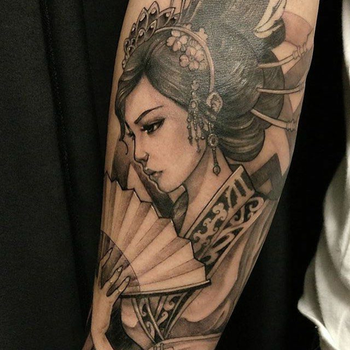 tatuaje antebrazo dibujo de geisha, tatuajes old school japoneses, diseños de tatuajes unicos en imagines, ideas bonitas de tatuajes 