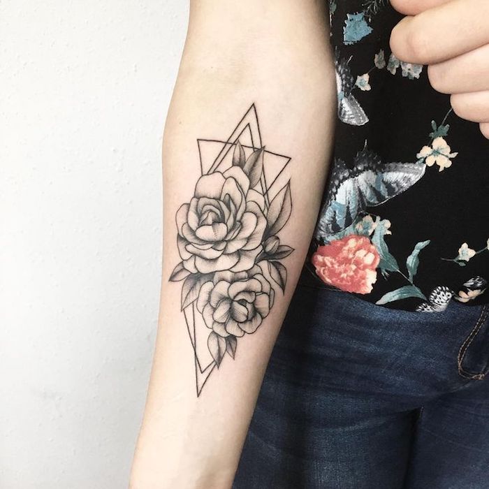 hermoso tatuaje geométrico con flores, tatuajes geométricos con motivos florales, bonitos diseños de tattoos, trángulos y rosas tattoo 