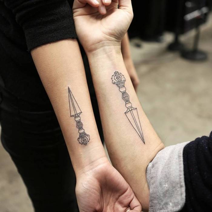 diseños de tatuajes para parejas simbolicos, tatuaje en el antebrazo pequeño con fuerte significado, románticas ideas de tatuajes para parejas