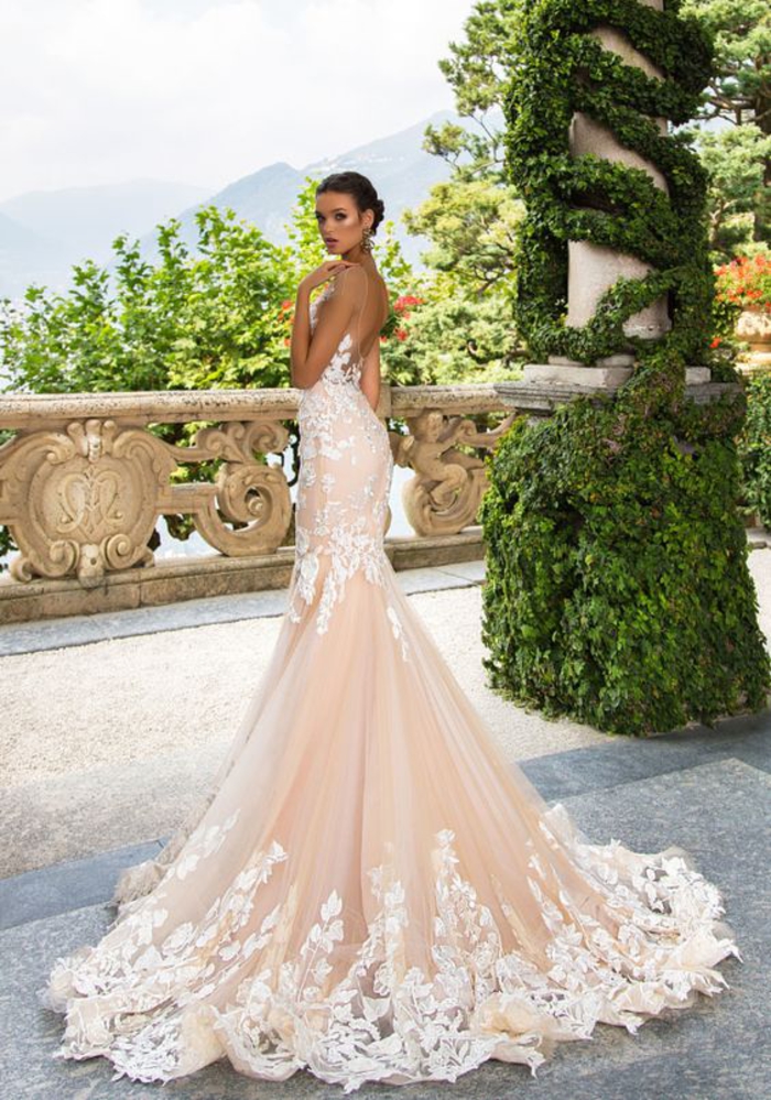 precioso vestido en color rosado con motivos florales, vestidos corte sirena novia, los diseños más bonitos para tu boda