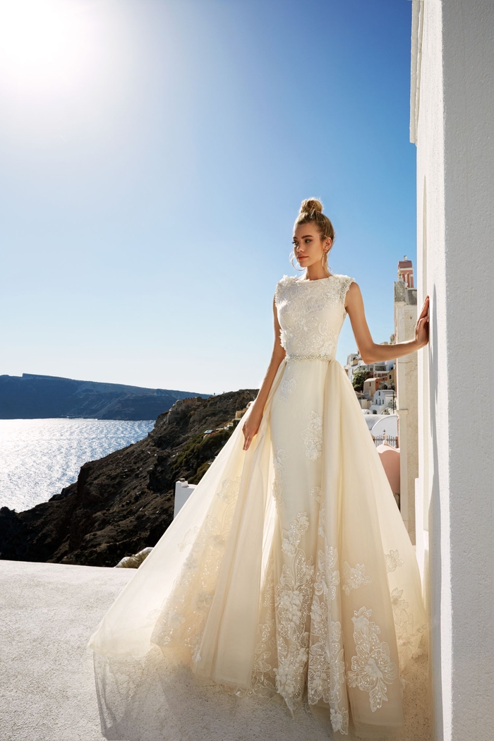 los mejores diseños de vestidos de novia, vestido sin mangas en color blanco y marfil, vestidos corte sirena novia 