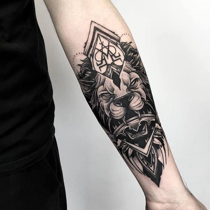 tatuaje en el antebrazo simbólico, tatuajes de animales hombre, diseños de tatttoos grandes, tatuajes con fuerte significado 