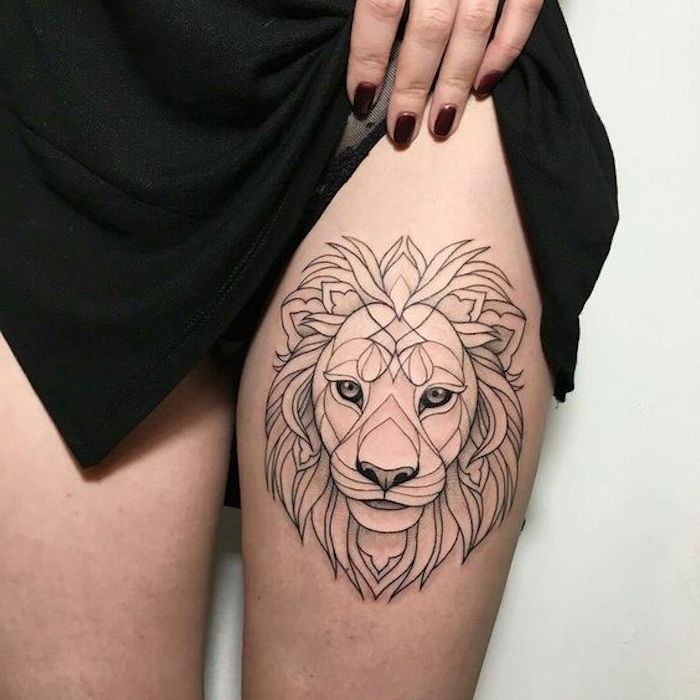preciosos diseños de tatuajes con animales, tatuaje león en la cadera, diseños de tattoos simbólicos geométricos 