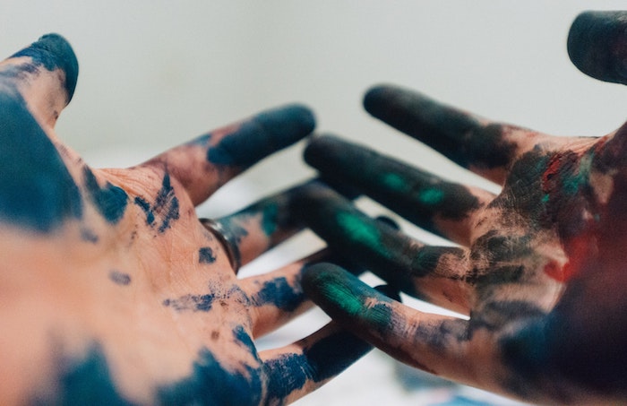 manos con manchas de pintura en colores ocsuros, fotografías artísticas, imagines para fondo de pantalla bonitas