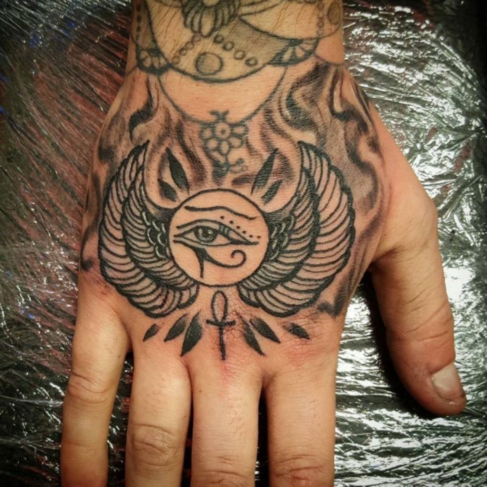 tatuajes en la mano simbólicos, preciosos diseños con un fuerte significado, ojo de horus tatuaje en imagines. tatuajes en la mano y en los dedos