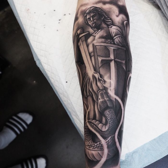 tatuajes de animales y personajes de la mitologia griega, originales diseños tatuje antebrazo serpiente, tattoo brazo entero 