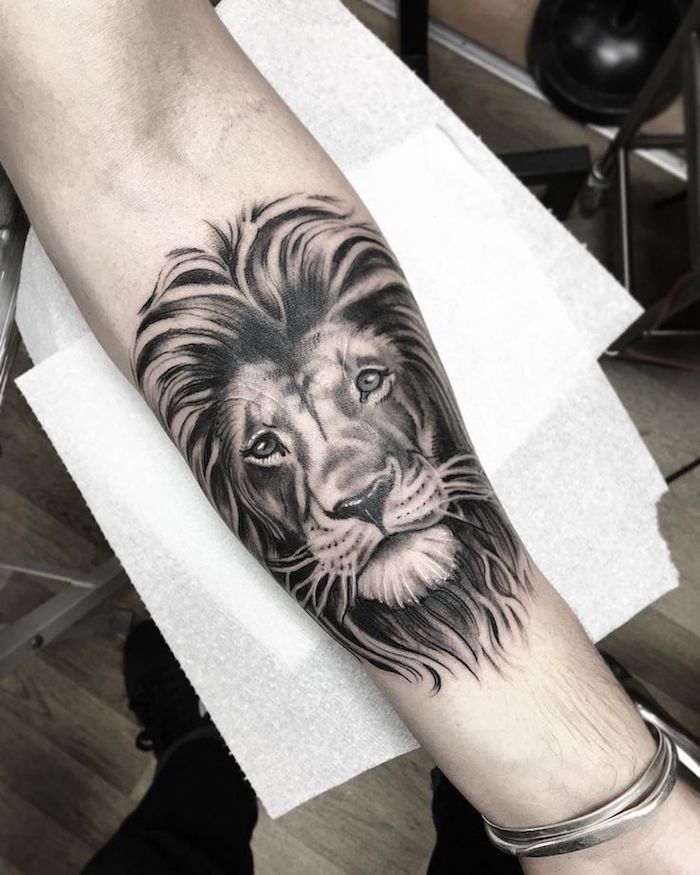 originales diseños de tatuaje en el antebrazo, tatuajes león en el antebrazo en estilo realista, ideas de tatuajes de animales