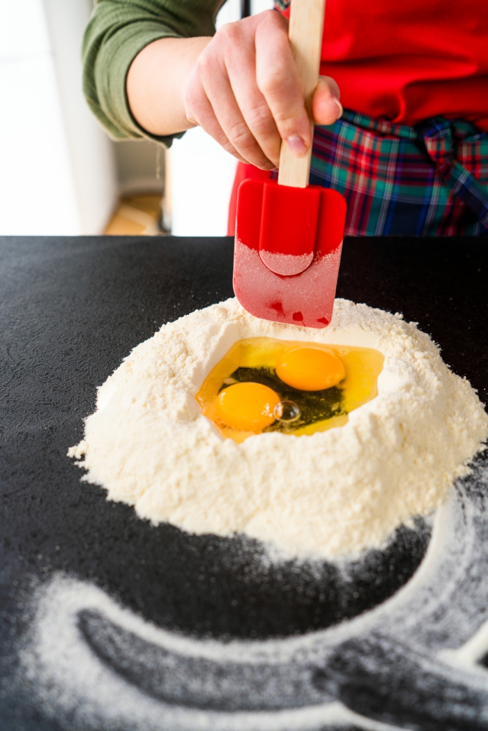 mezclar los ingredientes secos con los huevos, ideas de recetas caseras faciles de hacer en casa, fotos de recetas apetitosas